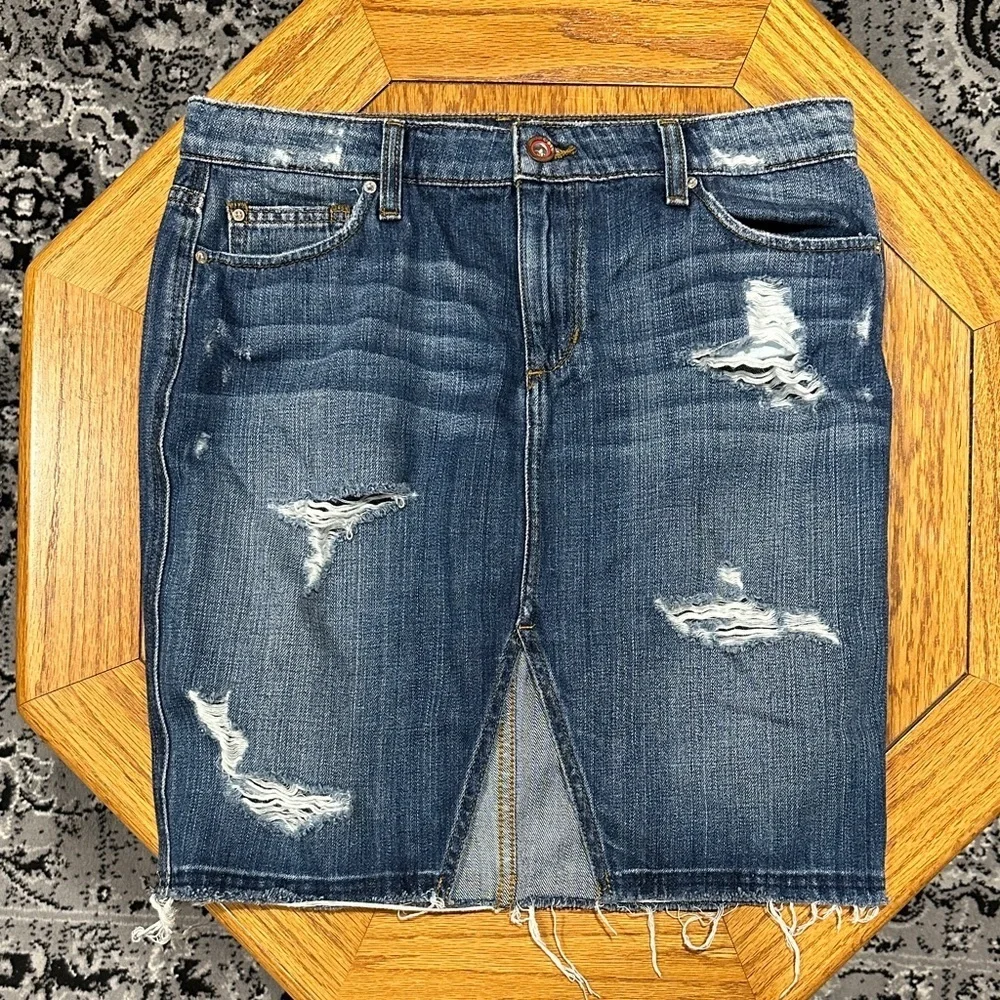 *JOE’S JEANS* Med Wash Kumi Distressed Denim Pencil Skirt Size 29